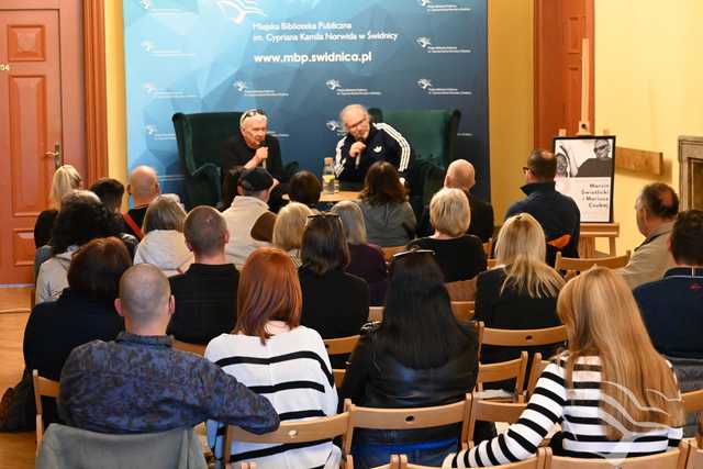 [FOTO] Tydzień Bibliotek rozpoczęty spotkaniem autorskim z Marcinem Świetlickim i Mariuszem Czubajem