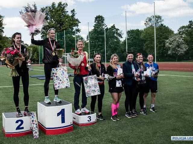 [FOTO] Świdniczanki na starcie biegu z okazji 100-lecia kobiet w Policji