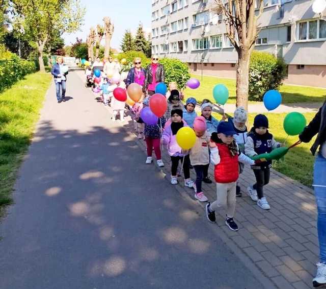 [FOTO] Najmłodsi mieszkańcy Żarowa celebrowali Święto Optymizmu