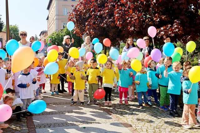 [FOTO] Najmłodsi mieszkańcy Żarowa celebrowali Święto Optymizmu