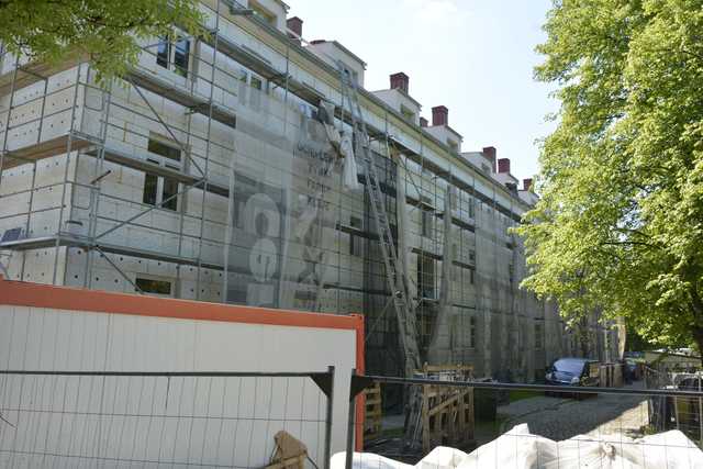 [FOTO] Trwa termomodernizacja budynku przy ul. Armii Krajowej w Strzegomiu