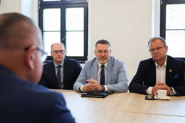 [FOTO] Samorządowcy z naszego powiatu spotkali się z ministrem Kierwińskim. W jakim celu?