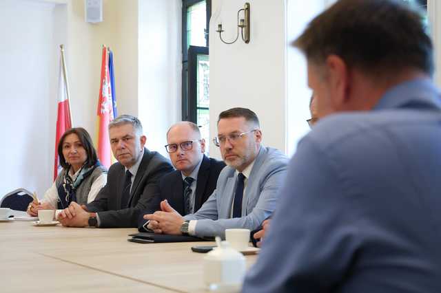 [FOTO] Samorządowcy z naszego powiatu spotkali się z ministrem Kierwińskim. W jakim celu?