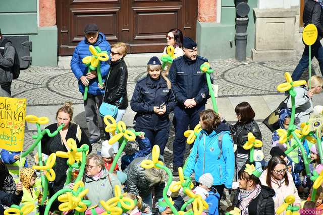 [WIDEO/FOTO] Cieszmy się nadzieją. Żółty Marsz ponownie przeszedł przez świdnicki rynek