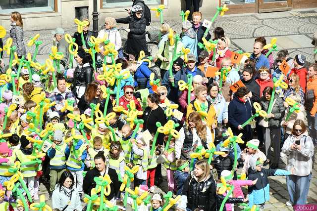 [WIDEO/FOTO] Cieszmy się nadzieją. Żółty Marsz ponownie przeszedł przez świdnicki rynek