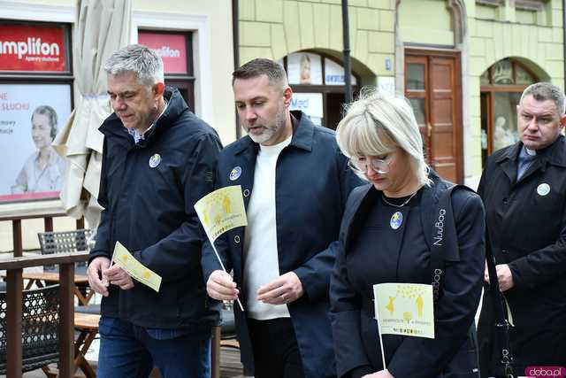 [WIDEO/FOTO] Cieszmy się nadzieją. Żółty Marsz ponownie przeszedł przez świdnicki rynek