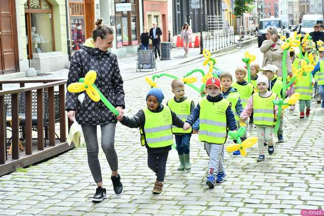 [WIDEO/FOTO] Cieszmy się nadzieją. Żółty Marsz ponownie przeszedł przez świdnicki rynek