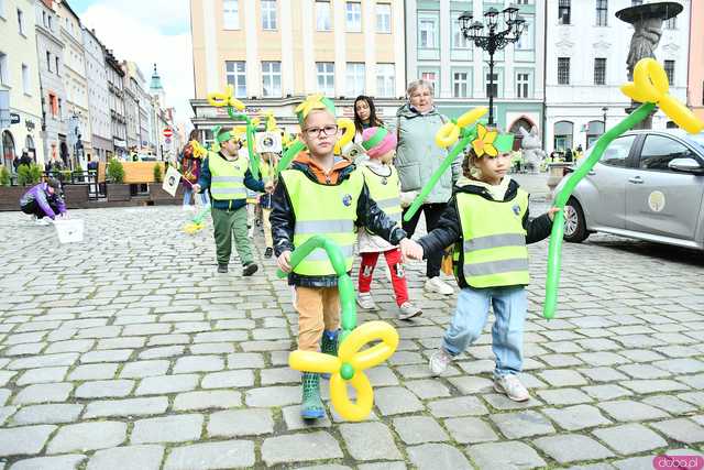[WIDEO/FOTO] Cieszmy się nadzieją. Żółty Marsz ponownie przeszedł przez świdnicki rynek