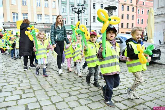 [WIDEO/FOTO] Cieszmy się nadzieją. Żółty Marsz ponownie przeszedł przez świdnicki rynek
