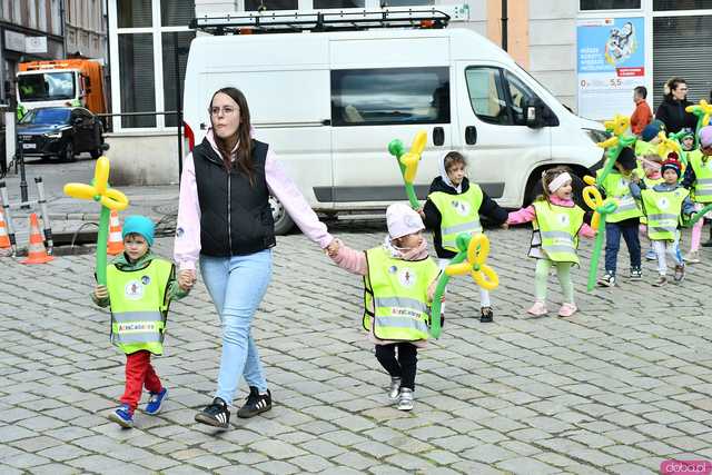 [WIDEO/FOTO] Cieszmy się nadzieją. Żółty Marsz ponownie przeszedł przez świdnicki rynek