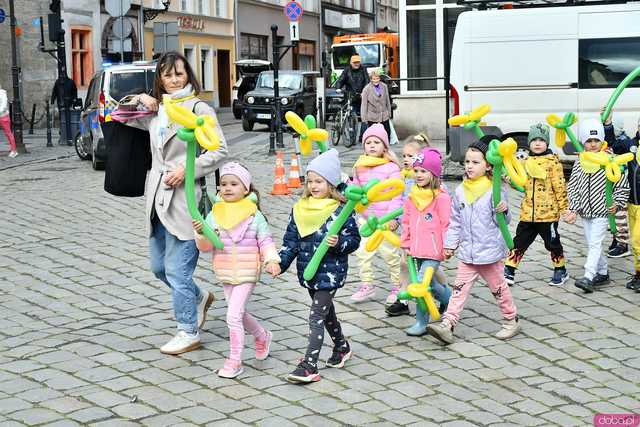 [WIDEO/FOTO] Cieszmy się nadzieją. Żółty Marsz ponownie przeszedł przez świdnicki rynek