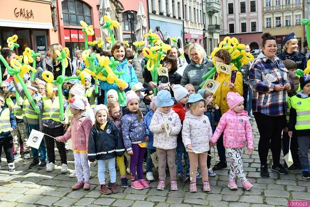 [WIDEO/FOTO] Cieszmy się nadzieją. Żółty Marsz ponownie przeszedł przez świdnicki rynek