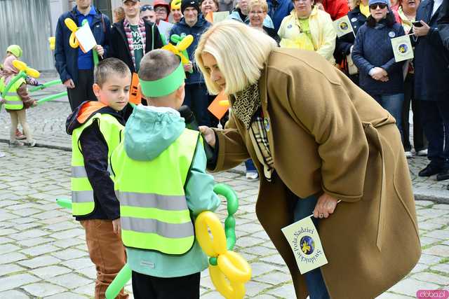 [WIDEO/FOTO] Cieszmy się nadzieją. Żółty Marsz ponownie przeszedł przez świdnicki rynek