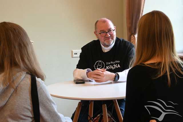 [FOTO] Osoby, które padły ofiarą wykluczenia lub dyskryminacji pełniły rolę żywych książek i podzielili się historiami ze swojego życia