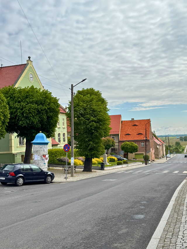 [FOTO] Trwa wymiana oświetlenia ulicznego w Dobromierzu