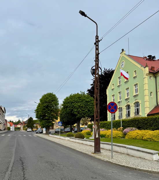 [FOTO] Trwa wymiana oświetlenia ulicznego w Dobromierzu
