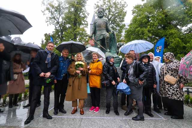 [FOTO] W Świdnicy odsłonięto pomnik Bolka II. Stanął na skwerze Lecha Kaczyńskiego