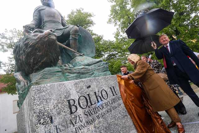 [FOTO] W Świdnicy odsłonięto pomnik Bolka II. Stanął na skwerze Lecha Kaczyńskiego