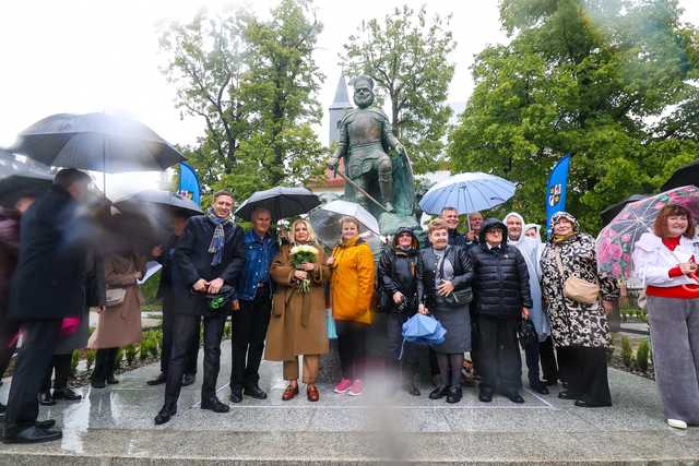 [FOTO] W Świdnicy odsłonięto pomnik Bolka II. Stanął na skwerze Lecha Kaczyńskiego