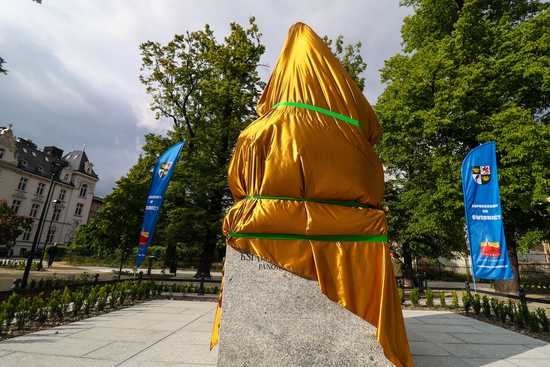 [FOTO] W Świdnicy odsłonięto pomnik Bolka II. Stanął na skwerze Lecha Kaczyńskiego