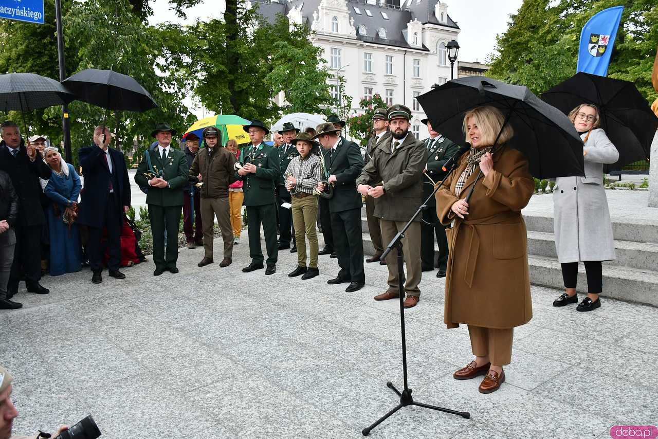 [FOTO] W Świdnicy odsłonięto pomnik Bolka II. Stanął na skwerze Lecha Kaczyńskiego