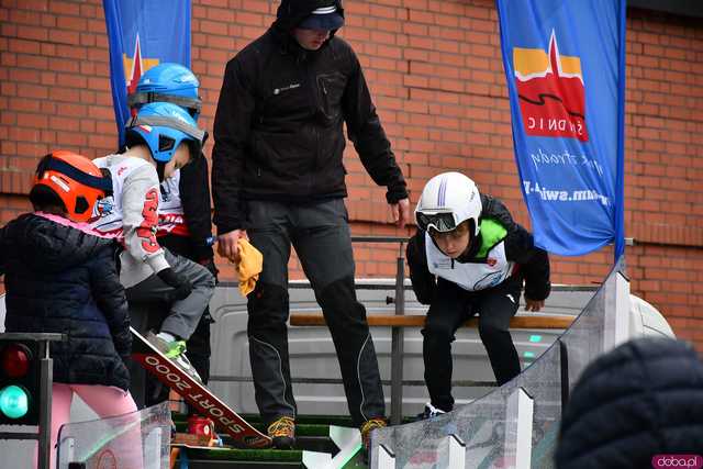 [WIDEO/FOTO] Skoki narciarskie w Galerii Świdnickiej. Najmłodsi próbowali swoich sił pod okiem Jakuba Kota podczas Akademii Lotnika
