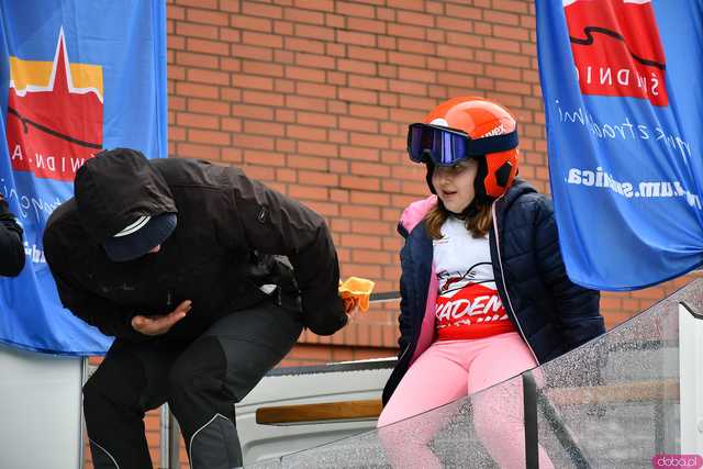 [WIDEO/FOTO] Skoki narciarskie w Galerii Świdnickiej. Najmłodsi próbowali swoich sił pod okiem Jakuba Kota podczas Akademii Lotnika