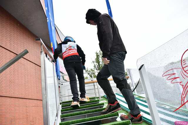 [WIDEO/FOTO] Skoki narciarskie w Galerii Świdnickiej. Najmłodsi próbowali swoich sił pod okiem Jakuba Kota podczas Akademii Lotnika