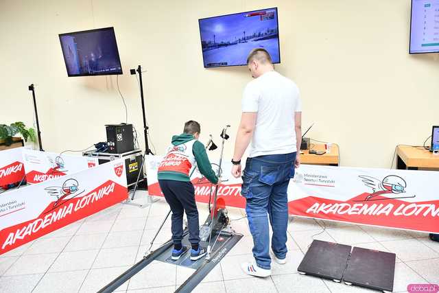 [WIDEO/FOTO] Skoki narciarskie w Galerii Świdnickiej. Najmłodsi próbowali swoich sił pod okiem Jakuba Kota podczas Akademii Lotnika