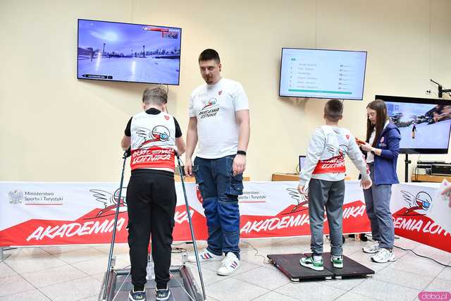 [WIDEO/FOTO] Skoki narciarskie w Galerii Świdnickiej. Najmłodsi próbowali swoich sił pod okiem Jakuba Kota podczas Akademii Lotnika