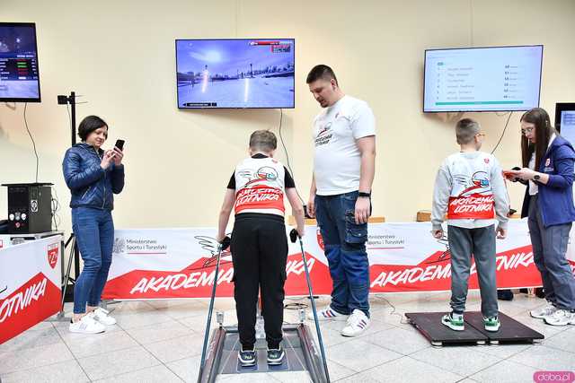 [WIDEO/FOTO] Skoki narciarskie w Galerii Świdnickiej. Najmłodsi próbowali swoich sił pod okiem Jakuba Kota podczas Akademii Lotnika