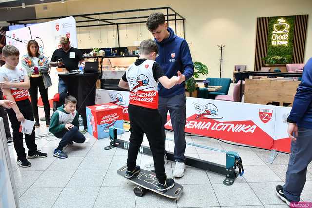 [WIDEO/FOTO] Skoki narciarskie w Galerii Świdnickiej. Najmłodsi próbowali swoich sił pod okiem Jakuba Kota podczas Akademii Lotnika