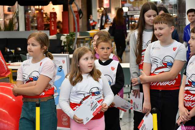 [WIDEO/FOTO] Skoki narciarskie w Galerii Świdnickiej. Najmłodsi próbowali swoich sił pod okiem Jakuba Kota podczas Akademii Lotnika