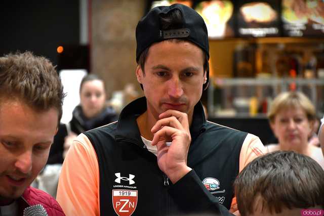 [WIDEO/FOTO] Skoki narciarskie w Galerii Świdnickiej. Najmłodsi próbowali swoich sił pod okiem Jakuba Kota podczas Akademii Lotnika