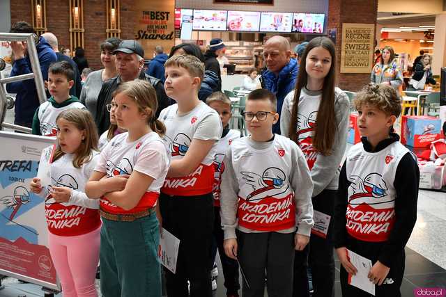 [WIDEO/FOTO] Skoki narciarskie w Galerii Świdnickiej. Najmłodsi próbowali swoich sił pod okiem Jakuba Kota podczas Akademii Lotnika