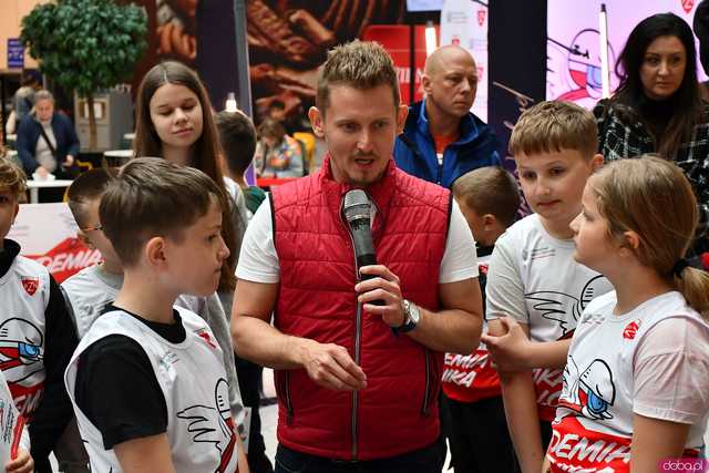 [WIDEO/FOTO] Skoki narciarskie w Galerii Świdnickiej. Najmłodsi próbowali swoich sił pod okiem Jakuba Kota podczas Akademii Lotnika