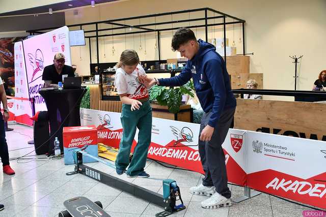 [WIDEO/FOTO] Skoki narciarskie w Galerii Świdnickiej. Najmłodsi próbowali swoich sił pod okiem Jakuba Kota podczas Akademii Lotnika