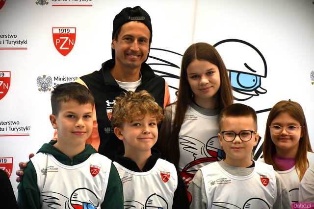 [WIDEO/FOTO] Skoki narciarskie w Galerii Świdnickiej. Najmłodsi próbowali swoich sił pod okiem Jakuba Kota podczas Akademii Lotnika