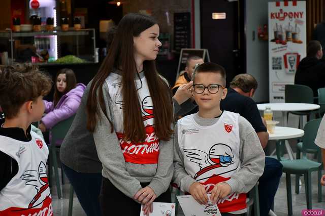 [WIDEO/FOTO] Skoki narciarskie w Galerii Świdnickiej. Najmłodsi próbowali swoich sił pod okiem Jakuba Kota podczas Akademii Lotnika