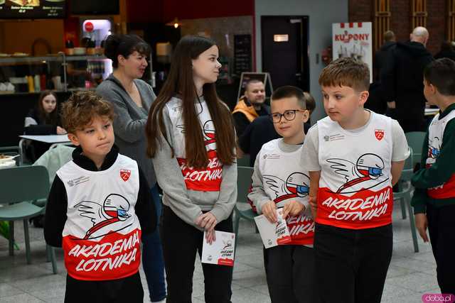 [WIDEO/FOTO] Skoki narciarskie w Galerii Świdnickiej. Najmłodsi próbowali swoich sił pod okiem Jakuba Kota podczas Akademii Lotnika