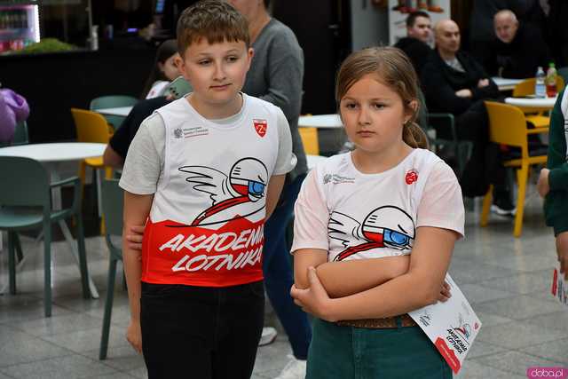 [WIDEO/FOTO] Skoki narciarskie w Galerii Świdnickiej. Najmłodsi próbowali swoich sił pod okiem Jakuba Kota podczas Akademii Lotnika