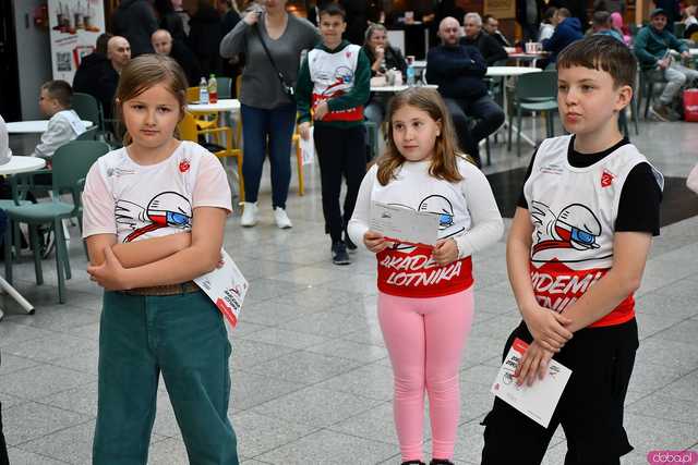[WIDEO/FOTO] Skoki narciarskie w Galerii Świdnickiej. Najmłodsi próbowali swoich sił pod okiem Jakuba Kota podczas Akademii Lotnika