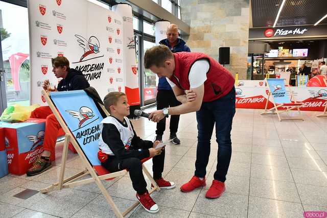 [WIDEO/FOTO] Skoki narciarskie w Galerii Świdnickiej. Najmłodsi próbowali swoich sił pod okiem Jakuba Kota podczas Akademii Lotnika