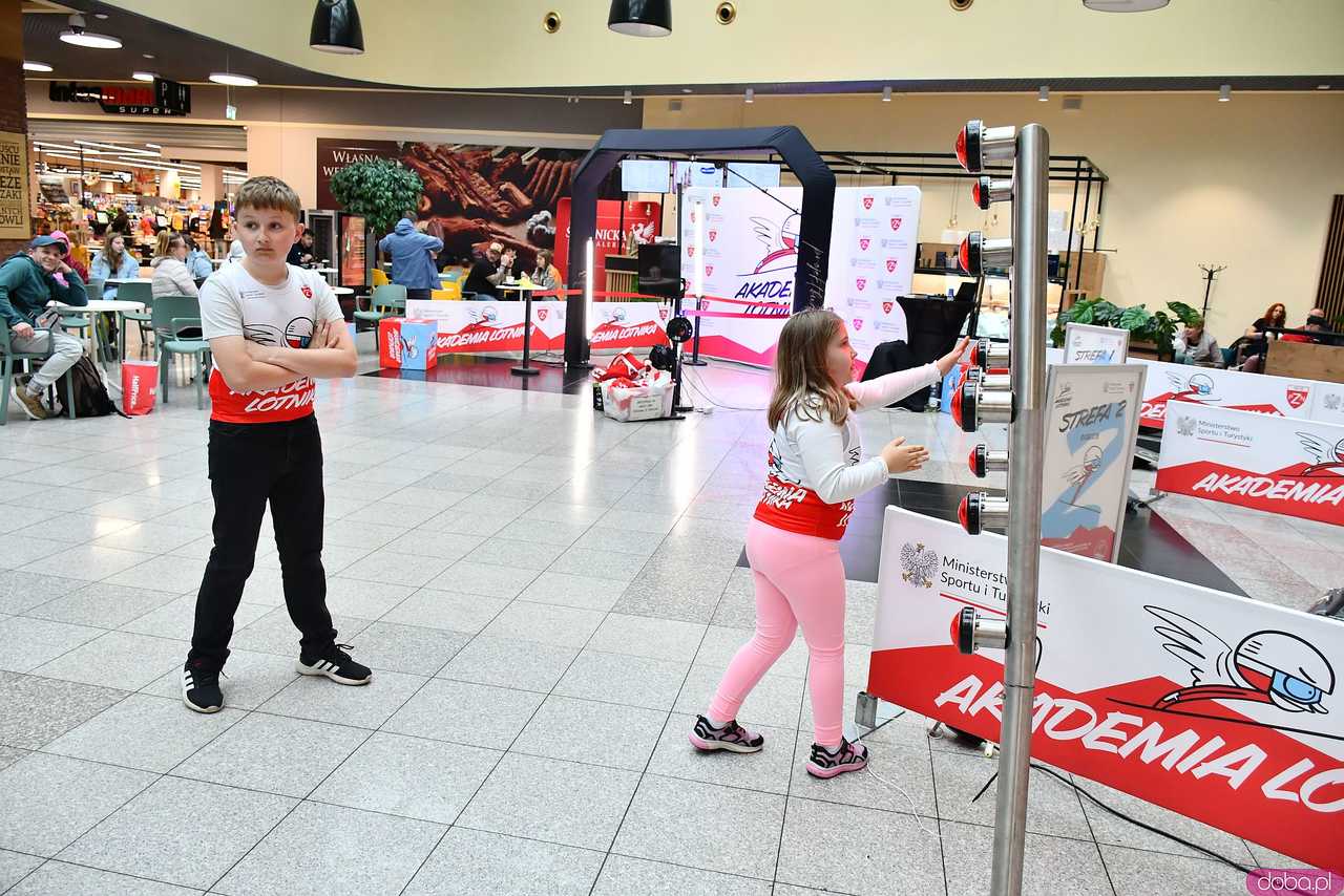 [WIDEO/FOTO] Skoki narciarskie w Galerii Świdnickiej. Najmłodsi próbowali swoich sił pod okiem Jakuba Kota podczas Akademii Lotnika