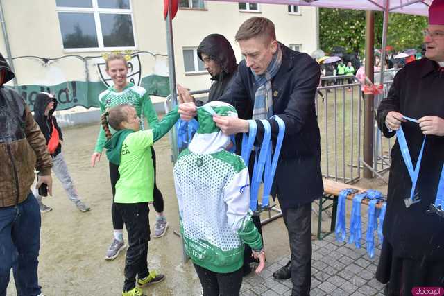 [WIDEO/FOTO] 6. Świdnicki Bieg Papieski w strugach deszczu i Festyn Rodzinny w Parku Centralnym