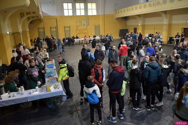 [WIDEO/FOTO] 6. Świdnicki Bieg Papieski w strugach deszczu i Festyn Rodzinny w Parku Centralnym