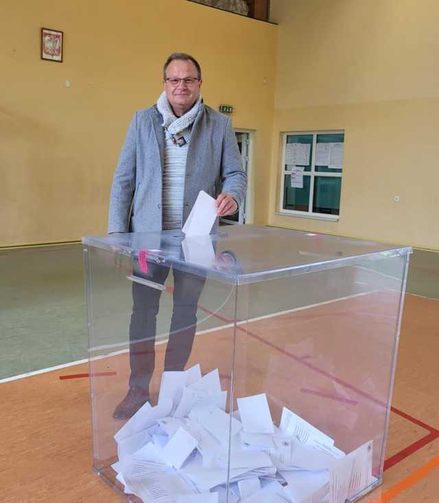 [FOTO] Samorządowcy, parlamentarzyści i europosłowie przy urnach wyborczych