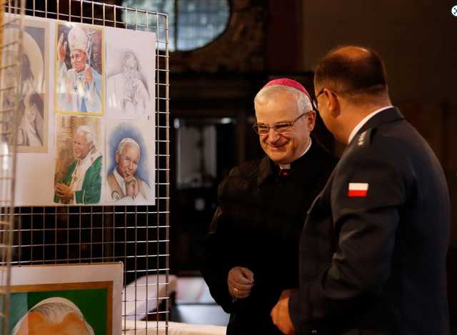 „Historia nauczycielką życia” – wyjątkowa wystawa prac osadzonych w świdnickiej katedrze