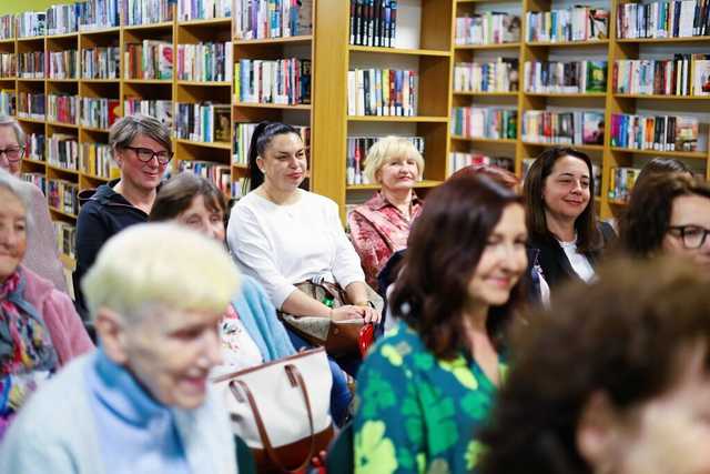 [FOTO] Piotr Kościelny spotkał się z czytelnikami żarowskiej biblioteki