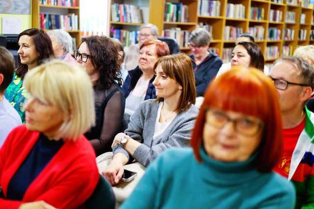 [FOTO] Piotr Kościelny spotkał się z czytelnikami żarowskiej biblioteki